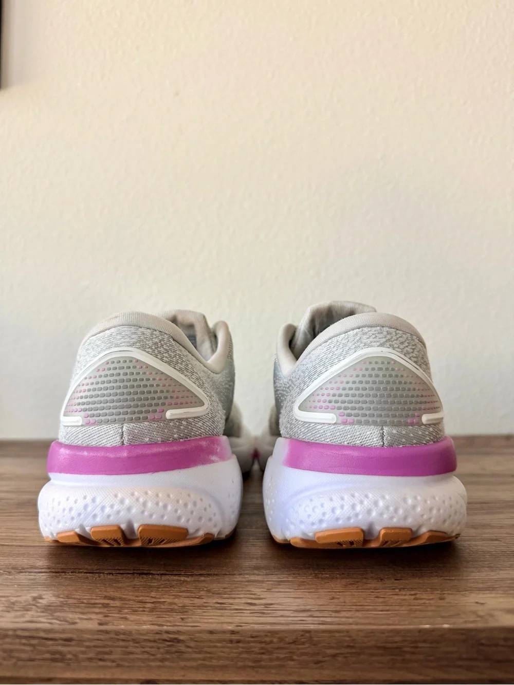 Brooks Womens Ghost 16 in White/Gray/Blue/Pink (7.5 Medium-B) Great Condition